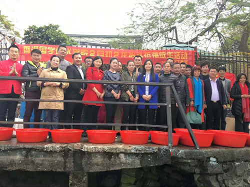 �뼪��̩��չ�����³�����̧ͷ�����������