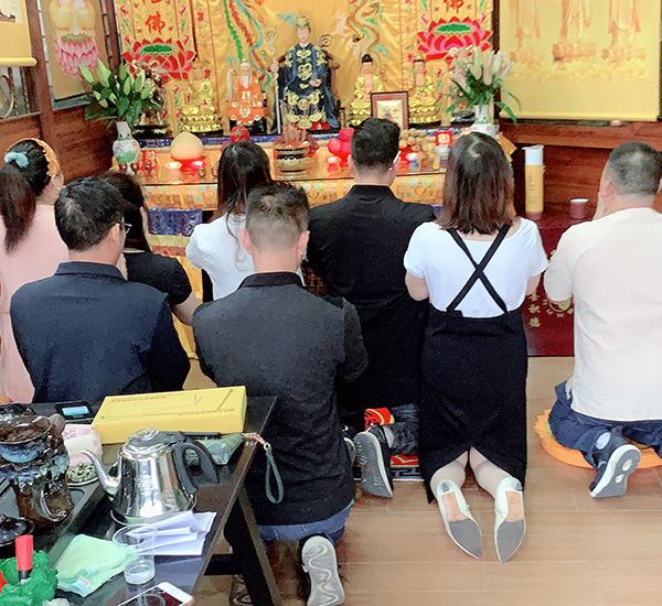 ���ض�ݸ�е�һ�Һ뼪��̩�ֵ�ʢ��ҵ��ϲȵҲǰ��ף�أ�