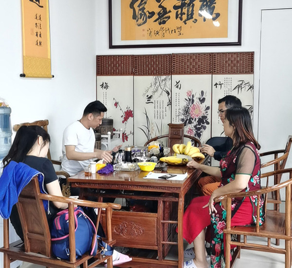 ���ض�ݸ�е�һ�Һ뼪��̩�ֵ�ʢ��ҵ��ϲȵҲǰ��ף�أ�