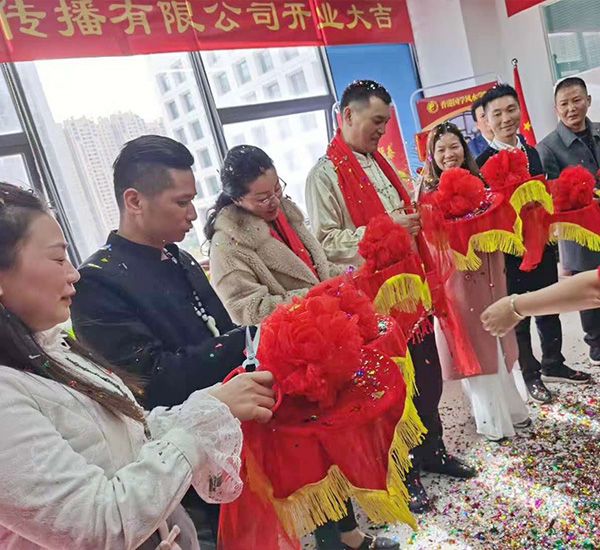 ���ض�ݸ�е�һ�Һ뼪��̩�ֵ�ʢ��ҵ��ϲȵҲǰ��ף�أ�