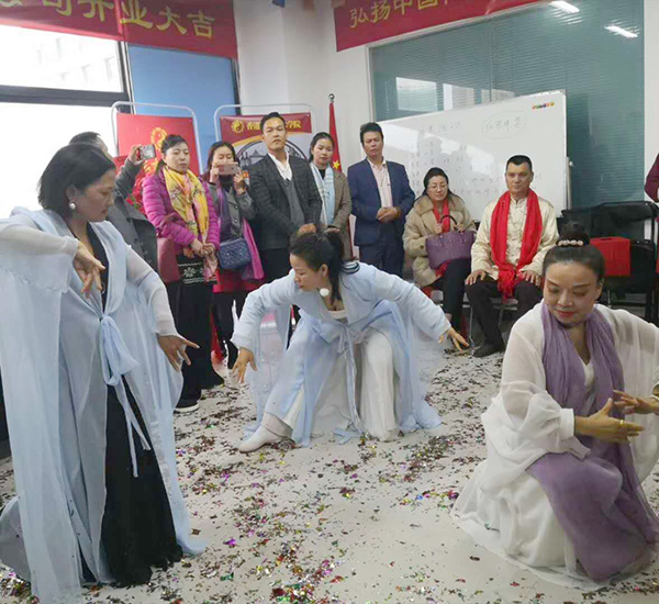 ���ض�ݸ�е�һ�Һ뼪��̩�ֵ�ʢ��ҵ��ϲȵҲǰ��ף�أ�