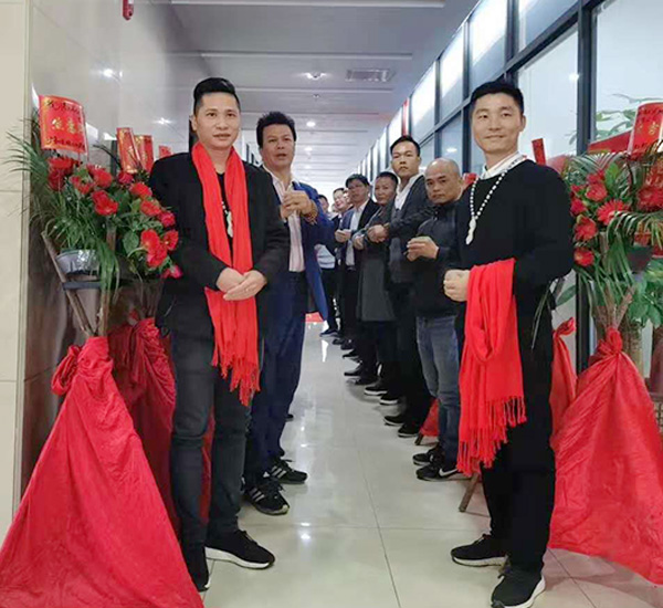 ���ض�ݸ�е�һ�Һ뼪��̩�ֵ�ʢ��ҵ��ϲȵҲǰ��ף�أ�